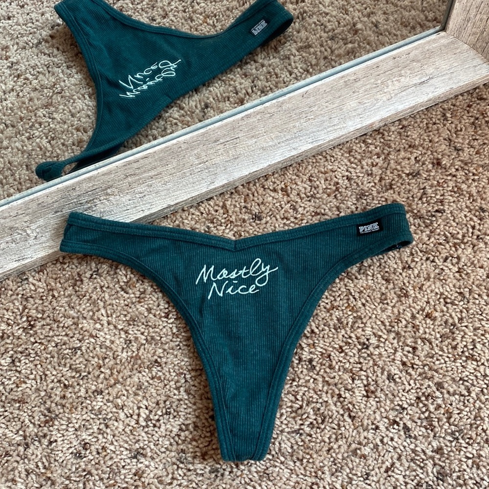 🎄NWOT PINK Christmas thong🎄